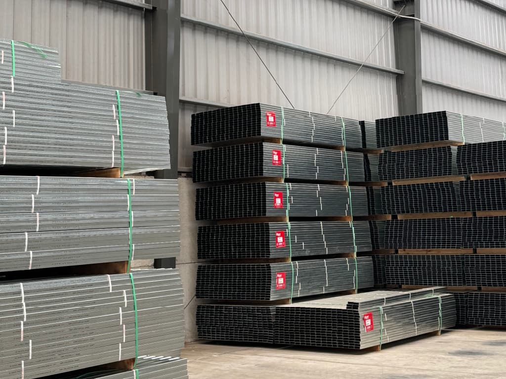 Stock de perfilería galvanizada en la planta industrial de Hiper Argentina