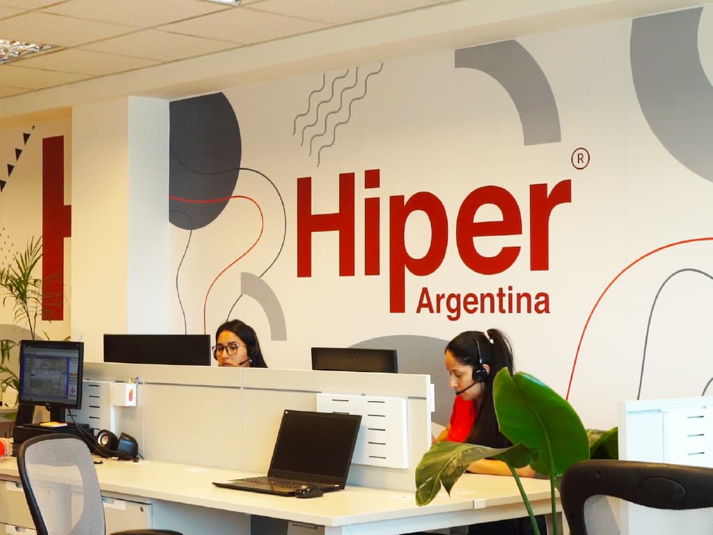 Equipo comercial de Hiper Argentina trabajando en la oficina